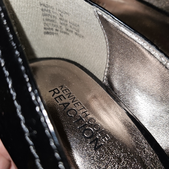 KENNETH COLE REACTION PROTO GRAPH faux patent leather platform pumps - Picture 3 of 7